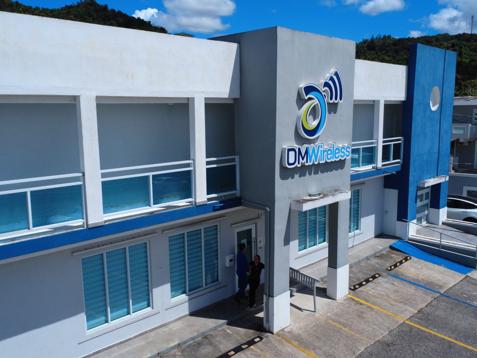 Sede de DMwireless en Puerto Rico vista desde un dron, con cielo azul